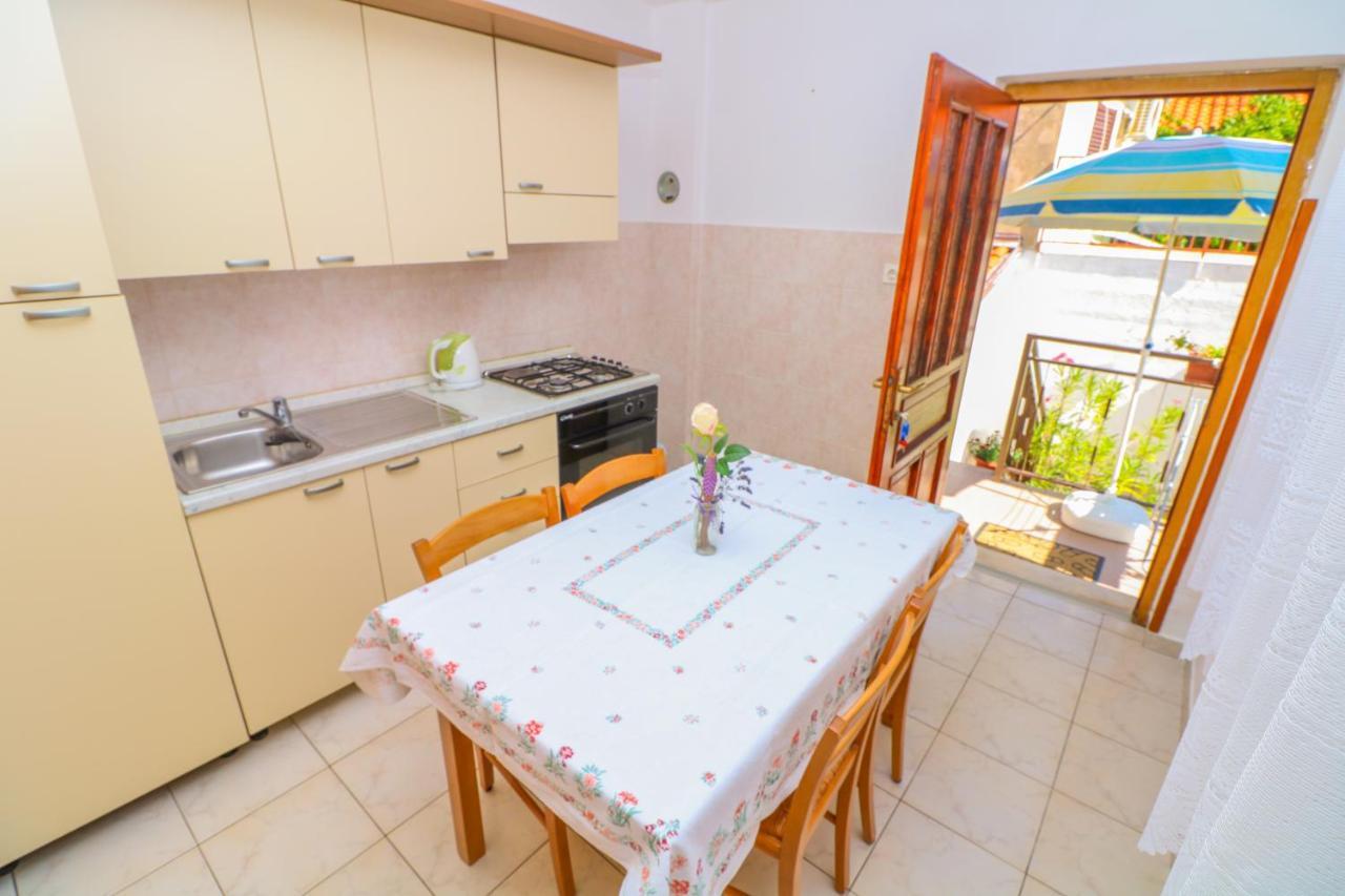 Apartment Marulic In Old Town 바슈카 외부 사진